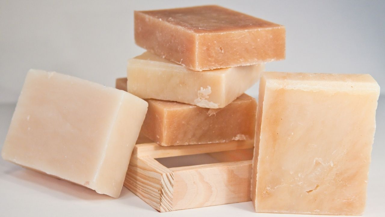 Beneficios de incorporar aceites esenciales en la elaboración de jabones naturales 12 Foto de jabones naturales a granel apilados.