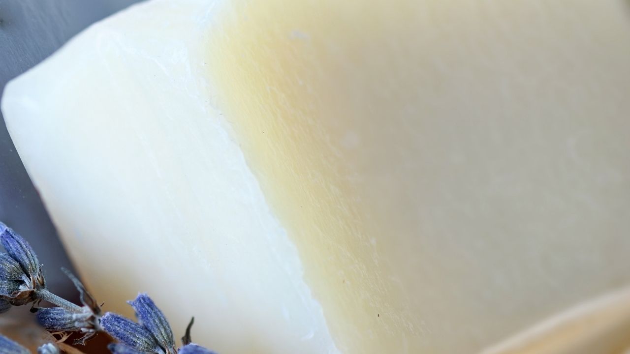 Beneficios de la leche de cabra como base de glicerina para tus jabones caseros 2 Foto de un jabón natural de leche de cabra de color blanco.